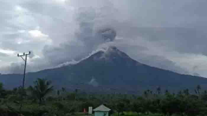 Letusan Gunung Lewotobi Laki-laki Hebohkan Warga Lokal