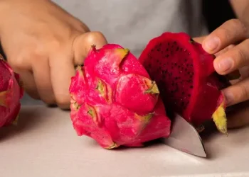 Cara Memotong Buah Naga dan Menyimpannya dengan Benar