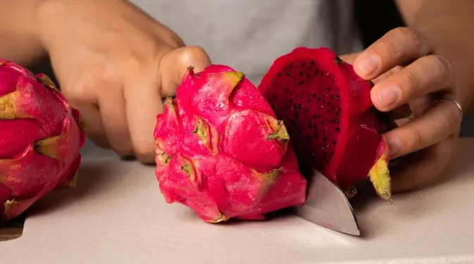 Cara Memotong Buah Naga dan Menyimpannya dengan Benar