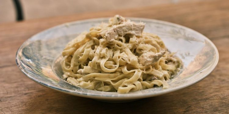 Resep Mudah Alfredo Ayam: Dengan dan Tanpa Krim