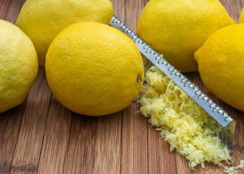Cara Mengupas Lemon dengan 4 Metode Mudah