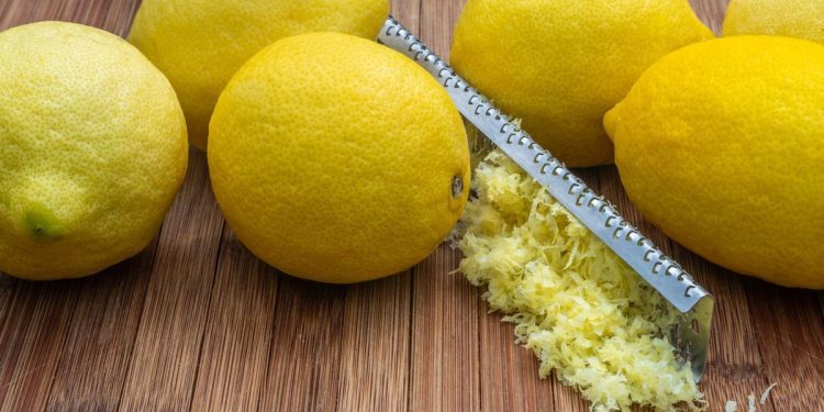 Cara Mengupas Lemon dengan 4 Metode Mudah