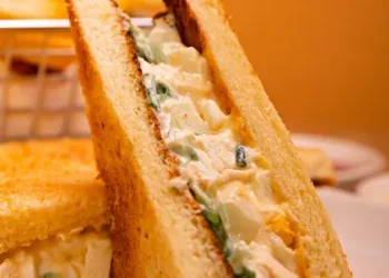 Resep Sandwich Salad Ayam Creamy ala Deli Amerika yang Mudah Dibuat
