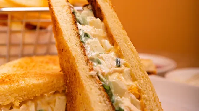 Resep Sandwich Salad Ayam Creamy ala Deli Amerika yang Mudah Dibuat