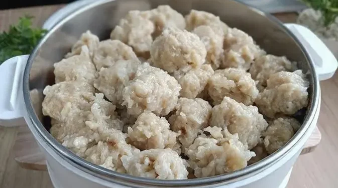 Resep Pentol Ayam Kenyal dan Gurih untuk Camilan Keluarga yang Lezat